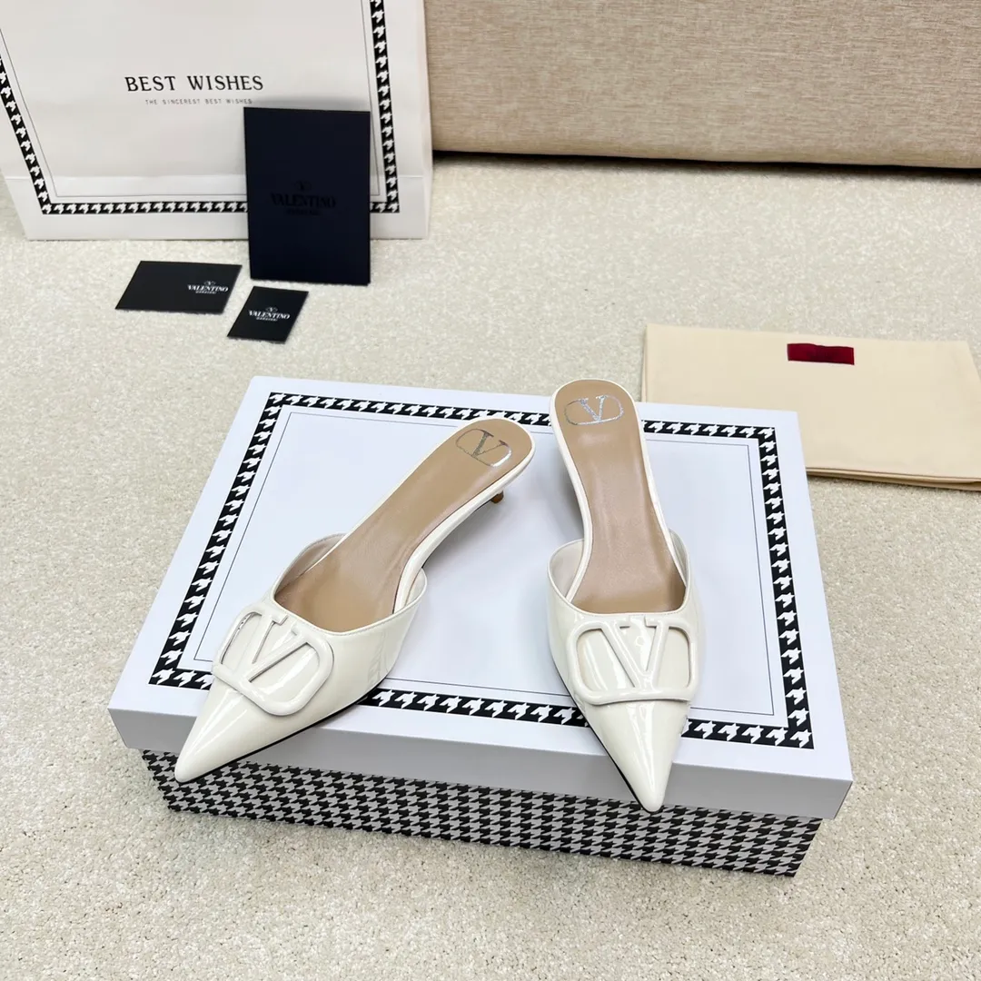 👟👟Ex-factory price 500👟👟 VALENTINO latest V Logo buckle back empty slippers 🔥🔥🔥 🕳️🕳️🕳️ Exclusive original 1-1 development, no goods without the original 〰 ɪɴѓᴏʀᴍᴀᴛɪᴏɴ 〰 Buckle: V-LoGo leather buckle Material: Imported patent leather Lining: full-grain sheepskin Outsole: Italian through-dyed cowhide Midsole: Italian original craft material Process: computer stitching, machine shaping Heel height: 4.0/8cm Made in Italy 🇮🇹 Ready-made code: 35 36 37 38 39 Ready-made custom code: 34 40 41 Delivery period 1-3 days Not retreating